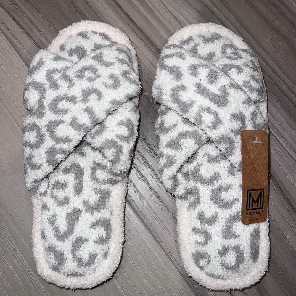 NWT Mirmaru Grey Leopard Print Slippers